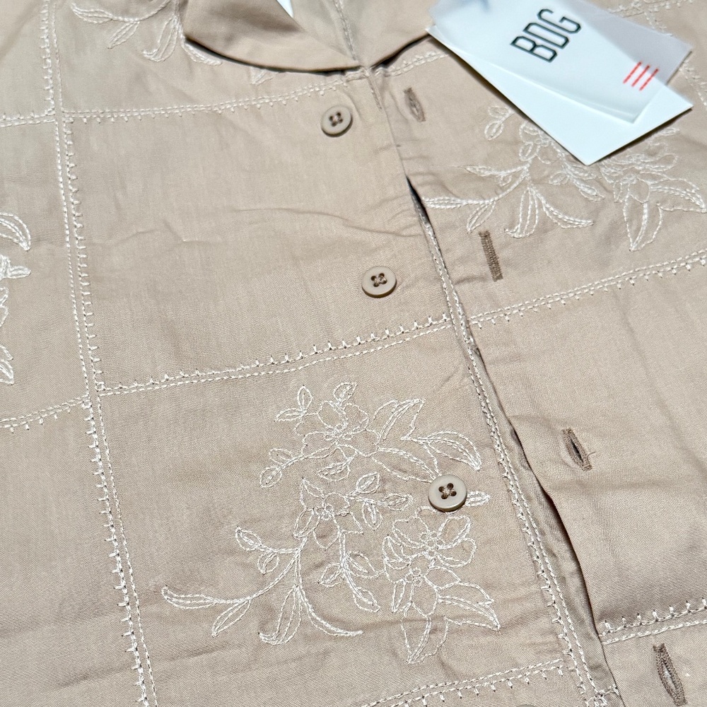 BDG beige NWT embroidered windowpane flower men m short sleeve button up - Picture 3 of 4